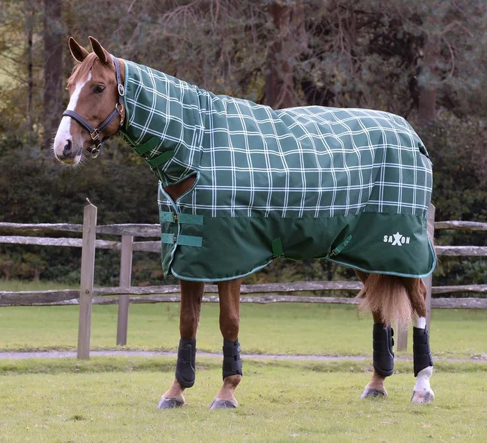Chaleco para caballos de peso medio con cuello combinado Saxon Defiant 1200D, cuadros verde cazador