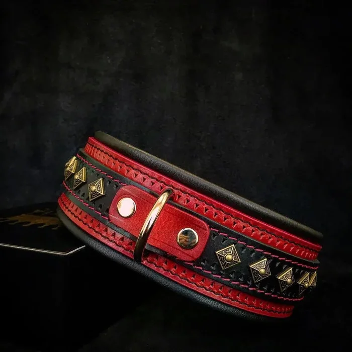 The “Balteus” red collar